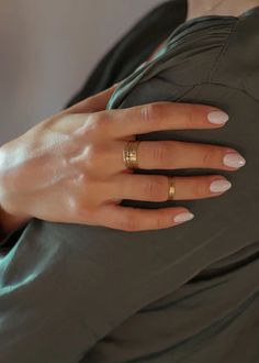 Dresses Runway, Jewelry Nails, Paris Nails, Gold Stacking Ring, Casual Nails, Almond Nail, Single Ring, Round Nails, Cartier Jewelry