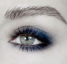 Blue Gray Smokey Eye, Smokey Makeup Blue Eyes, Blue Grunge Makeup, Dark Blue Eyeshadow Looks, Smokey Eye With Blue, Blue And Black Eyeshadow, Blue And Black Makeup, Smokey Blue Eyeshadow, Dark Blue Eyeliner