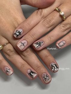 Natural Nails Short Designs, Edgy Short Nails, Chrome Star Nails, Daisy Acrylic Nails, Chrome Star, Star Nail