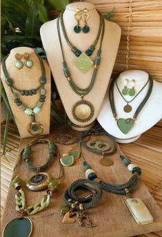 Lindas bijuterias para compor seu look. Diy Bracelets Tutorials, Chunky Jewelry, Jewelry Design Necklace, Ceramic Jewelry, Bracelet Tutorial, Retail Display, Glamour Fashion, Diy Bracelets, Stone Jewelry