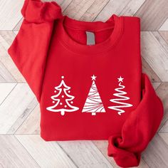 Cute Christmas Tshirt Designs, Christmas Sweatshirt Ideas, Christmas Tree Jumper, Sweatshirt Inspiration, Christmas Pullover, Creative T Shirt Design, Cute Shirt Designs