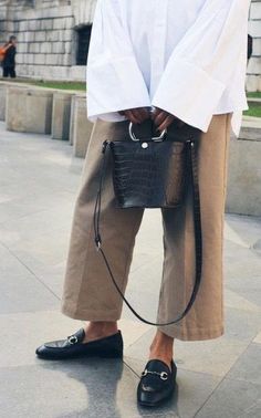 Addio ballerine, benvenuti *mocassini*: ecco gli abbinamenti TOP di questa primavera! Minimalist Moda, Style Pinterest, Street Style Bags, Gucci Loafers, Scandinavian Fashion, Cooler Look, Looks Street Style, Minimal Chic, Ootd Style