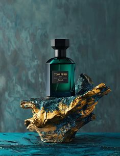 Midjourney AI Image: A bottle of "TOM F_excel." Tom Ford's NEROLI portofino Eau de parfum stands on an abstract metallic ... → more in ai-img-gen.com Parfum Photography Ideas, Unique Product Photography, Luxury Perfume Aesthetic, Amazon Aesthetic, Green Perfume, Tom Ford Neroli Portofino, Cologne Bottle, Color Design Inspiration