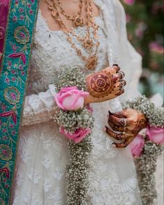 Flower Jewellery For Mehndi, Wedding Flower Jewelry, Bridal Photography Poses, Bridal Games, Bridal Makeover, Real Flower Jewelry, Dress Inspo, Bridal Photography