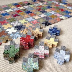 a bunch of different colored blocks laying on the floor next to each other with words in russian and english