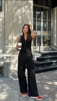 Downtown Office Outfit, Idea Of You Outfits, Office Job Outfits Aesthetic, Aesthetic Smart Casual Outfit, Medium Hair Outfits, Corporate Girl Outfit Aesthetic, Grown Woman Style Classy, Business Formal Aesthetic, Classy Italian Aesthetic