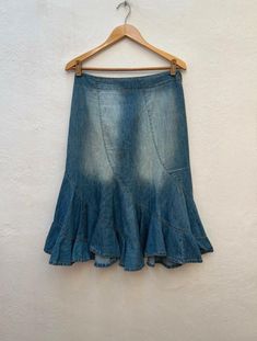 Y2k vintage denim skirt Low with ruffles Brand Battery size L equivalent to 40 Retro vintage whitch whimsical denim Ruffle Denim Skirt, Y2k Rock, Vintage Denim Skirt, Jean Vintage, Womens Skirts, Y2k Vintage, Jeans Rock, Vintage Y2k, Vintage Jeans