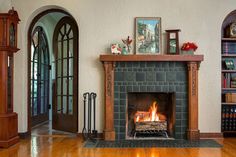 inviting fireplaces Bungalow Fireplace, Craftsman Style Fireplace, Arts And Crafts Fireplace, Craftsman Living Room, Craftsman Fireplace, Slate Fireplace, Fireplace Seating, Fireplace Art, Farmhouse Fireplace