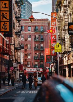 Fragment of China Town NYC photo by Sandy Ching (@sandyching) on Unsplash San Myshuno, New York Wallpaper, Voyage New York, Gold Aesthetic, New York Art, New York Street, Twitter Header