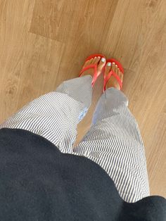 Matilda Djerf Flip Flops, Summer Flip Flops Outfit, Havaianas Flip Flops Aesthetic, Flip Flop Aesthetic Outfit, Haviana Flip Flop, Scandi Shoes, Flipflops Aesthetic, Flip Flop Outfits Summer, Haviana Flip Flops Outfits