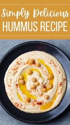 hummus rezept with chickpeas and sauce in a black bowl on a blue table