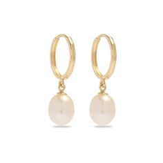 These aren’t your grandmother’s pearls. We’re finding new ways to reimagine this classic gem for the modern woman. At our NYC headquarters, we’re designing new jewelry styles that touch on the latest trends, while still being completely timeless and fairly-priced. Since quality is always top of mind, we use only freshwater-cultured pearls, set in gold that won’t tarnish or flake. While they may not be an heirloom yet, they’ll be something that you can pass down to the next generations. 14k Yello Stone And Strand, Dainty Gold Jewelry, Freshwater Cultured Pearls, Stacked Jewelry, Expensive Jewelry, Bracelets And Charms, Favorite Rings, Gold Pearl, Natural Pearls