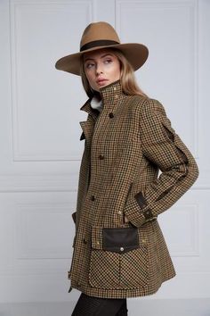 Women In Hats, English Country Fashion, Tweed Clothing, Tweed Jacket Outfit, Race Outfit, Tweed Outfit, Country Jackets, Holland Cooper, Jacket Outfit Women