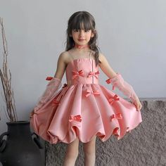 Elevate your little girl's special occasion with DreamyVow's Elegant Pink Arabic Flower Girl Dresses. Designed with a backless style and complete with a pair of gloves, this dress is perfect for weddings, birthdays, or holiday parties. Make her feel like a princess with this charming gown.