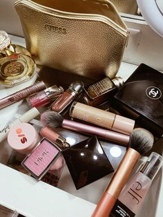 Skincare Luxury, Makeup Finds, Beauty Room Vanity, Hourglass Makeup, Revlon Lipstick, Expensive Makeup, Makeup Is Life, Eye Makeup Designs, Fancy Makeup