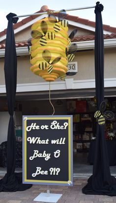 there is a sign that says he or she? what will baby & bee's