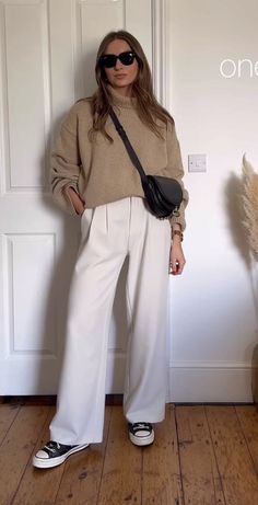 Office Outfits Women Europe, Winter Outfits Khaki Pants, Winter White Trousers, Cream Wide Pants Outfit, White Pants Autumn Outfit, Light Taupe Pants Outfit, 30s Womens Fashion Casual, Cream Wide Leg Pants Outfits Winter, White Trouser Winter Outfit