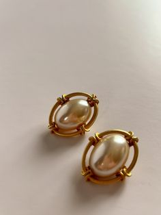 Unsigned vintage baroque clip on earrings gold and faux pearl. The pearl is not perfectly centered on one of the earrings. Please see photos.  In great vintage condition. Pearl Earrings Designs Gold, Jumkha Earrings Gold, Pearl Bangles Indian Gold, Jumkas Gold, Pearl Jewellery Designs, Gold Ear Rings, Pearl Bangles Gold, Pearl Earrings Studs, Vintage Gold Jewelry