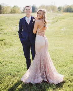 Prom Photoshoot Couples, Prom Photoshoot Poses, Prom Photos Single, Cute Prom Poses For Couples, Country Prom Pictures, Cute Couple Prom Pictures, Professional Prom Pictures, Homecoming Couple Poses, Prom Picture Ideas For Couples