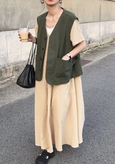 Chic Japanese Fashion, Japan Autumn Outfit Casual, Japan Street Outfit, Vest On Dress, Japanese Autumn Fashion, Minimalist Japanese Outfit, Japanese Grandma Style, Japanese College Outfits, Asian Grandma Style