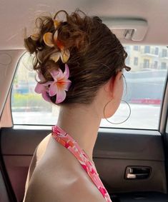 Curly Hair With Hair Clips, Flower In Hair Aesthetic, Flower Clip Hairstyles, Hair Accessories Curly Hair, Flower Hairstyles, Flower In Hair, Tropical Hair, Curly Hair Accessories, Clip Hairstyles