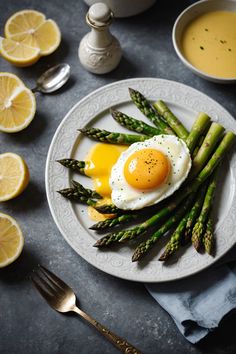 A photo of a  Hollandaise which is a type of Sauces for Asparagus Blanched Asparagus, Asparagus Sauce, Steamed Asparagus, Recipe Breakfast, Summer Menu, Fried Eggs, Think Food, Delicious Dishes, Healthy Dishes