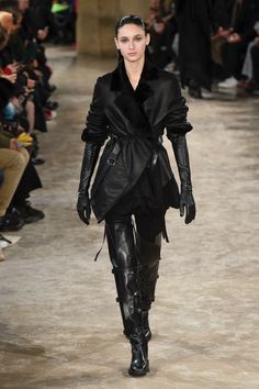 Ann Demeulemeester Prêt-À-Porter Automne-Hiver 2018-2019 - Défilé | Vogue Paris Steampunk Mode, Goth Gifts, How To Impress, 80s Fashion Trends, Elegant Gloves, Fall Fashion Coats, Damir Doma, Goth Girl