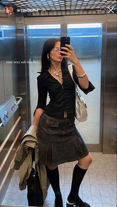 School Outfits Highschool 2023, Rockstar Girlfriend Fashion, Painted Jeans School Spirit, Rockstar Gf Style, Fun Concert Outfits, Latina School Outfits, Concert Outfits Fall, Latina School, College Outfits Fall