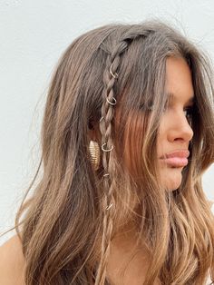 Prom Hair, Beach Hair, Hair Charms, Vacation Hairstyles, Peinados Fáciles Para Cabello Corto, Festival Hair, Hair Rings, Gold Hair, Hair Dos