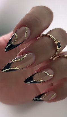 Nail Art On Black Nail Paint, Hoco Nails Gold And Black, Black Stilleto Nails Designs Simple, Black And Gold Design Nails, Grad Nails Black, Black And Gold Nail Art Designs, Gold Black Nails Design, Simple Black And Gold Nails, Hoco Nail Designs