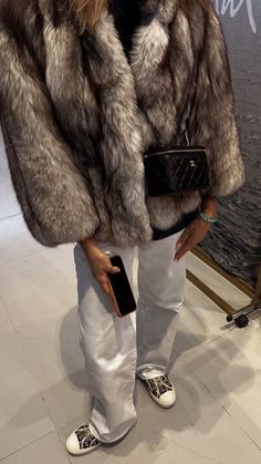 Winter Outfits With Fur Coat, Winter Coat Outfits Aesthetic, Paris Winter Fashion 2024, Fall Style 2024 Women, Fur Jacket Outfit, Fur Coat Outfit, Mode Zara, Stockholm Fashion