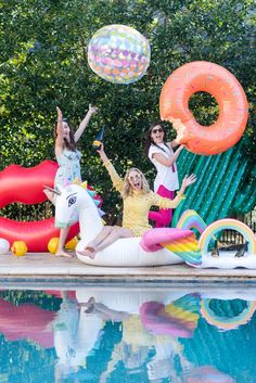 Uniforn pool float and Cactus pool float. Great tips for summer party with Butter Chardonnay. People Energy, Pool Inflatables, Giant Pool Floats, Huge Pool, Unicorn Pool Float, Backyard Pool Design, Outdoor Interior Design, Tips For Summer