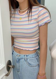 Pastel Crop Top Outfit, H&m Crop Top Shirts, Indie Tops Aesthetic, Trendy Shirts Crop Tops, Korean Crop Top Outfits, Ootd Crop Top, Crop Top Ootd, Modest Crop Top, Indie Crop Tops