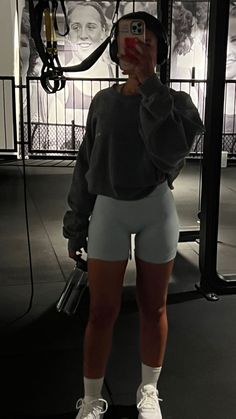 Sweatpant Gym Fits, Gym Outfit Sweatshirt, Gym Outfits Ideas For Women, Gym Clothes Women Aesthetic, Soft Gym Aesthetic, Gymoutfit Workout Outfits, Comfy Gym Fits, Shy Gym Outfit, Workout Outfits For Women Aesthetic