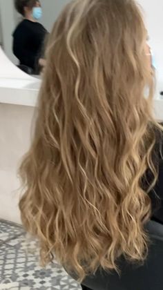 Unas Babylights muy naturales y cálidas @iamgoldwell Dark Blonde Wavy Hair, New Hair Look, Split Dyed Hair, Blonde Wavy Hair, Golden Blonde Hair, Honey Blonde Hair, Dark Blonde Hair, Hair Appointment, Blonde Hair With Highlights