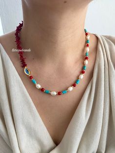 🌟 Gold-Plated Minimalist Handmade Necklace 🌟 This unique gold-plated minimalist necklace will complete your style with its elegant and eye-catching design. Featuring coral, turquoise, freshwater pearls, and a side eye charm, this piece will highlight your elegance in any setting. 🌿 The Beauty of Natural Stones 🌿 - Coral:This enchanting stone from the sea adds an energetic and vibrant touch to your necklace. - Turquoise:Reflecting the tranquility of the sky and sea, turquoise stones create a Gold Minimalist Necklace, Symbole Protection, Minimalist Necklace Gold, Red Coral Necklace, Trending Necklaces, Side Eye, Turquoise And Coral, Special Necklace, Necklace Turquoise