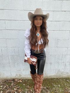 Country Outfits For Black Women, Boujee Country Outfits, Western Theme Outfit Woman, All Black Cowgirl Outfit, Cowgirl Outfits Winter, Western Outfits Black Women, Cowgirl Inspired Outfit, Looks Cowgirl