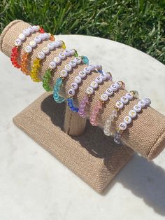 Kids Beads Artwork, Kids Name Bracelet, Handcraft Ideas, Princess Bracelet, Kids Jewellery, Friendship Bracelets Easy, Kids Bracelet, Bracelet Stand, Homemade Bracelets