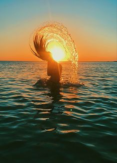 Sunset photo, summer, hair Summer Vibes Photography, Sea Foto Ideas, Summer Sea Photo Ideas, Photo A La Plage Instagram, Sea Pictures Ideas, Sea Poses Photo Ideas, Instagram Photo Inspiration Summer, Sea Poses, Summer Vacation Pictures