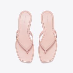 The Roxanne flip-flop reimagines a warm-weather essential with a square toe. A lightweight sandal to wear poolside or at the beach. Sandals Outfit School, Light Pink Sandals, Cute Summer Sandals, Summer Shoes Women, Cute Flip Flops, Flip Flops For Women, Tory Burch Flip Flops, Pretty Sandals, Shoe Wishlist