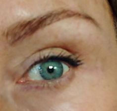 Best eyeliner tips for droopy or downturned eyes Types Of Eyeliner, Downturned Eyes, Mommy Makeup, Hooded Eye Makeup Tutorial, Shaky Hands, Remove Body Hair Permanently, Hooded Eyelids