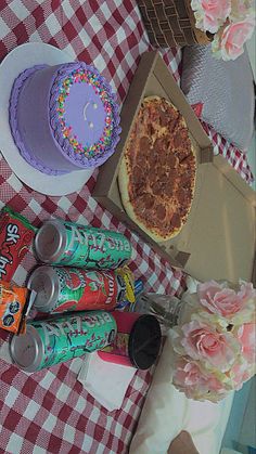 Picnic aesthetic Simple Birthday Picnic, Pizza Picnic, Picnic Photography, Picnic Snacks, Simple Birthday Decorations, Aesthetic Bedroom Ideas, Picnic Birthday, Sleepover Food