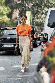 Nyc Street Fashion Summer, Milan Fits, Milan Outfits, Crossing The Street, 00s Mode, Rok Outfit, Outfit Elegantes, Modern Street Style, Milan Fashion Week Street Style