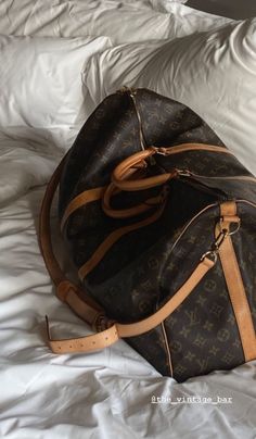 Zapatillas Veja, Fashion Design Inspiration, Estilo Madison Beer, Luxury Lifestyle Dreams, Classy Aesthetic, Handbag Heaven, Louis Vuitton Men, Vuitton Bag, Arm Candy