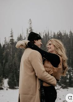 Couples Photo Shoot In The Snow, Outfits For Winter Photoshoot, Husband Wife Christmas Pictures, Winter Snow Couple Pictures, Winter Photos With Boyfriend, Winter Time Engagement Photos, Family Of 3 Winter Photo Ideas, Winter Lake Engagement Photos, Winter Cabin Engagement Photos