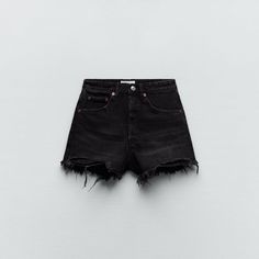 High-Waisted Rigid Fabric Shorts With Five Pockets. Frayed Hem. Front Metal Button Closure. Never Worn, Purchased Wrong Size. Denim Black Shorts, Short Zara, Hot Pink Denim, Pink Denim Shorts, Dope Clothes, Wishlist Clothes, Summer Must Haves, Shorts For Summer, Black High Waisted Shorts