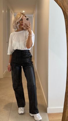 Brunch Outfit Leather Pants, Modest Bar Outfit, Spring Salon Outfits, Conservative Beach Outfit, Elegantes Party Outfit, Cloth Inspiration, Minimalist Outfit Ideas, Lederhosen Outfit, Everday Style