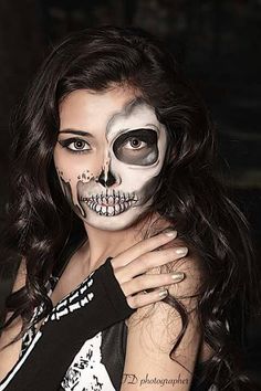 Half skeleton face face painting Skeleton Makeup Pretty Half Face, Halloween Skull Makeup Half Face, Glam Skull Makeup Half Face, Skeleton Witch Makeup, Skeleton Face Makeup Women, Halloween Skeleton Makeup Half Face, Skeleton Pirate Makeup, Skeleton Half Face Makeup, Skeleton Costume Women Makeup