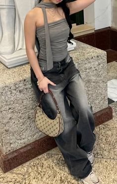 Grey Outfit Y2k, Grey Top Outfit Ideas, Grey Outfit Korean, Acubi Outfits Ideas, Acubi Fits, Grey Top Outfit, Expensive Outfits, Outfit Korean, Downtown Outfits