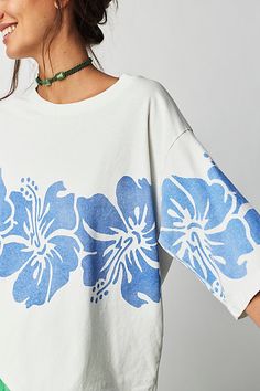 Floral Printing, Ladies Tee Shirts, Tropical Floral, Look Cool, Boho Outfits, Hibiscus, Fashion Inspo Outfits, Womens Tees, Types Of Sleeves